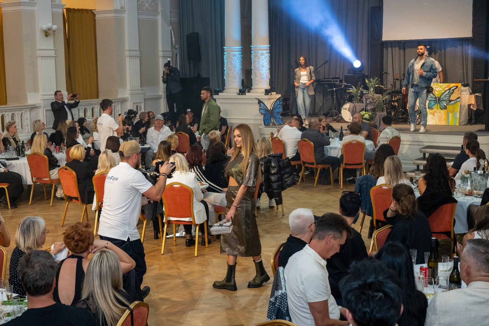 Atmosféra večera módní přehlídky na táborské Střelnici (foto: Fotofast.cz)