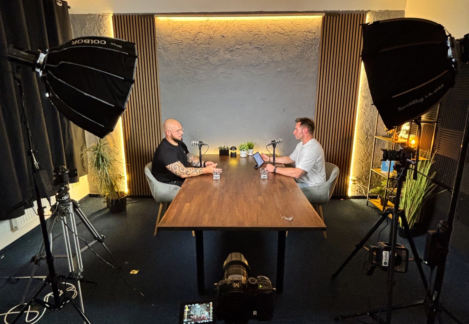 Video studio FilmFlow v Táboře — natáčení podcastu u stolu s mikrofony