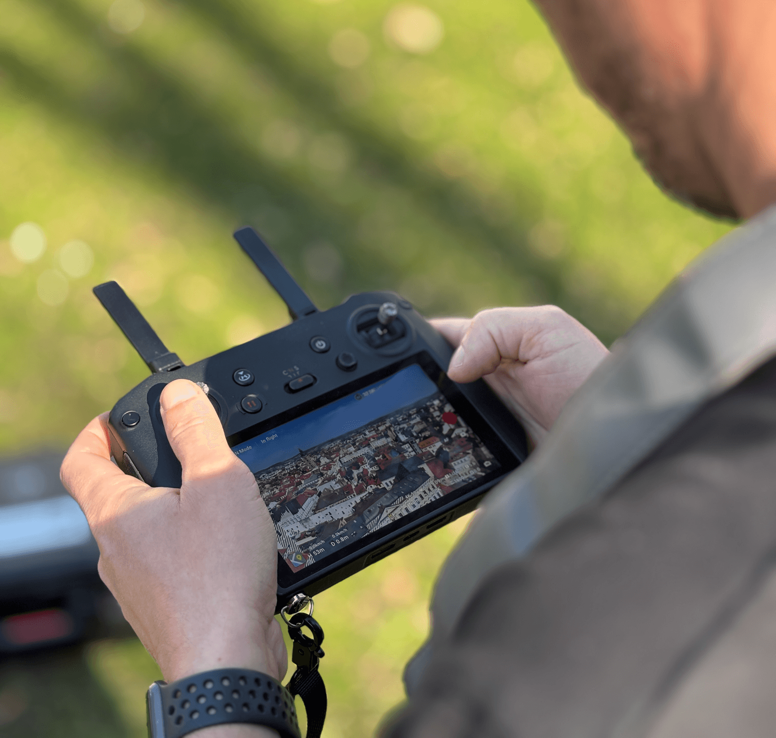 Michal s dronem a gimbalem během celodenního natáčení v Českých Budějovicích